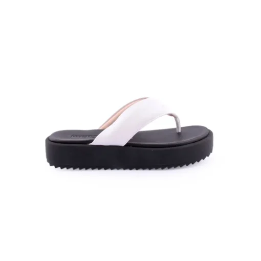 Chinelo MOLECA